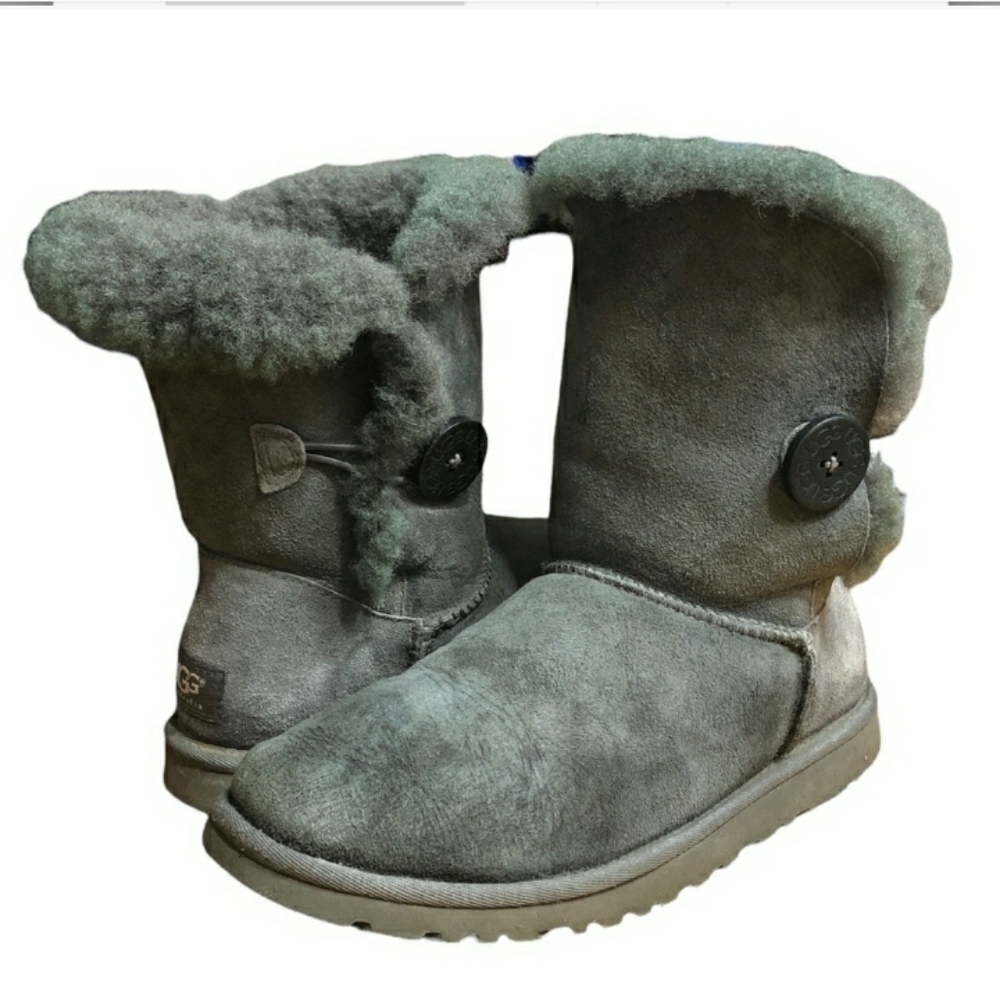 UGG Short Grey Bailey Button Size 6